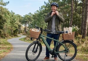 Piste cyclable à dolus d'oleron au printemps